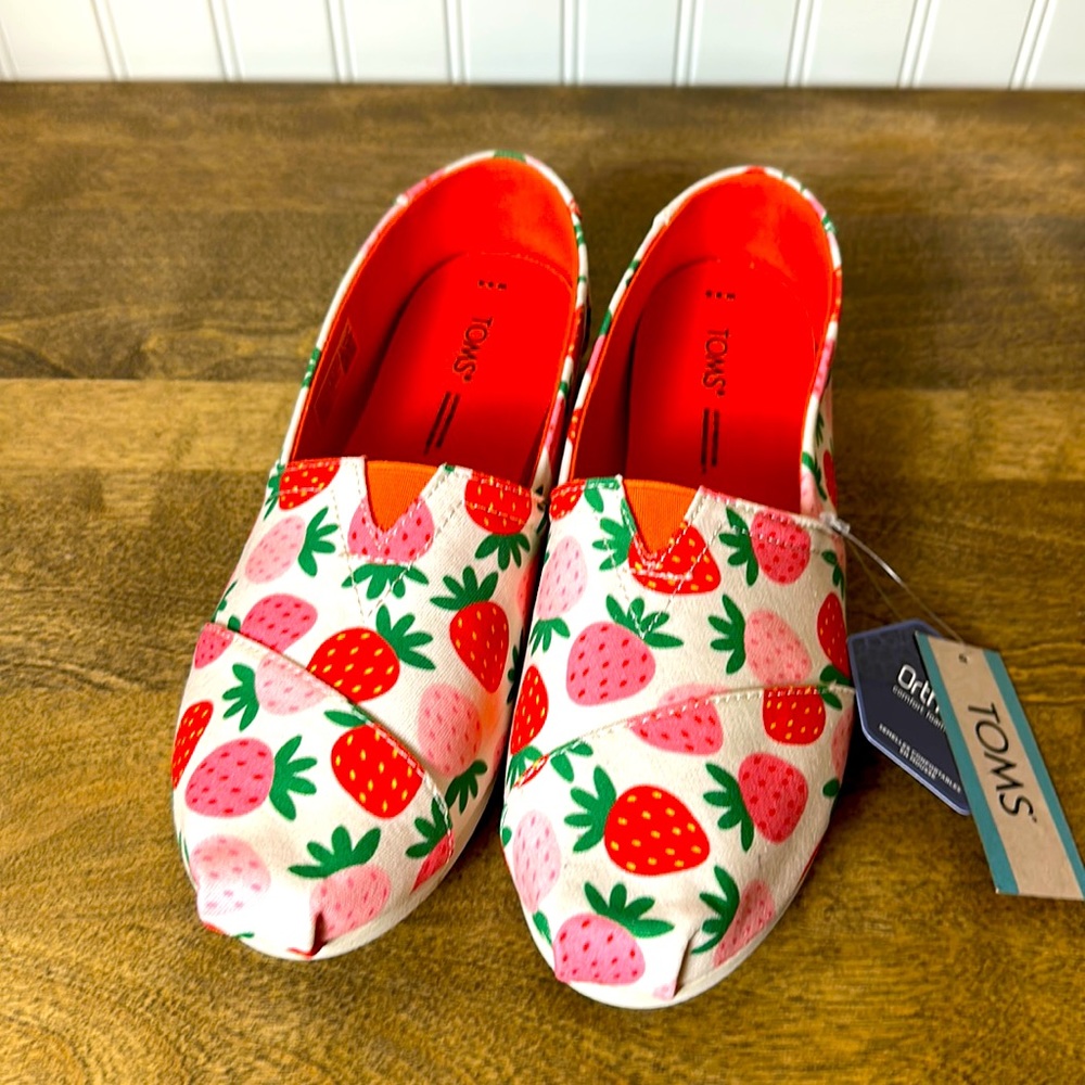 TOMS Women’s Alpargata Spring Strawberry Print Slip On Size 8.5 NWT